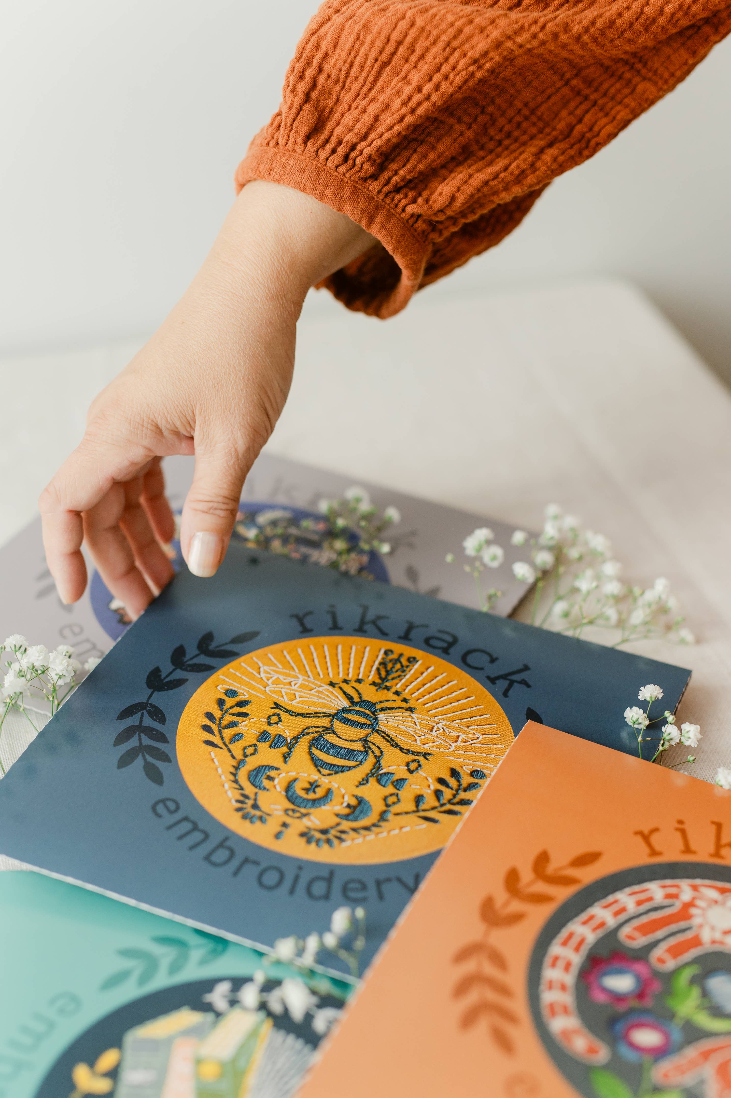 Bee Embroidery Kit - Handcraft Harbor